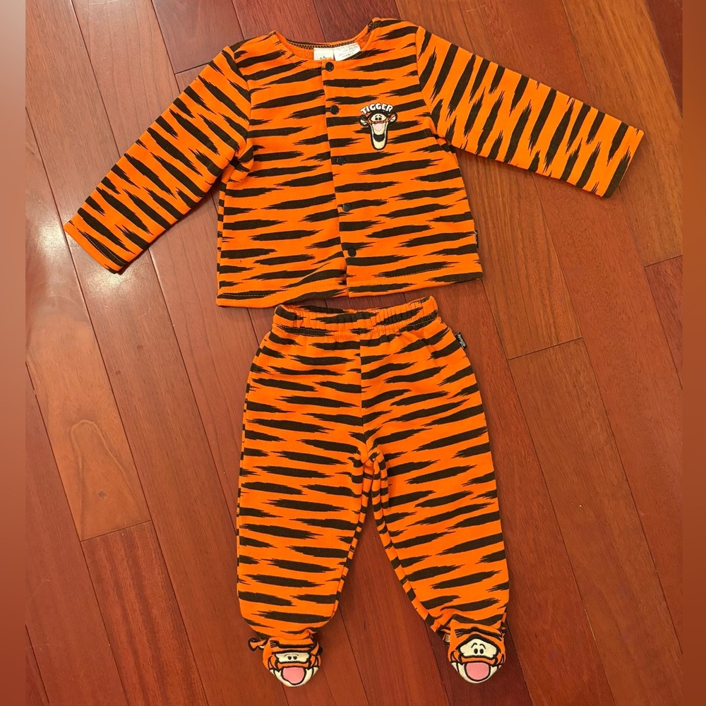 Disney two piece tigger outfit